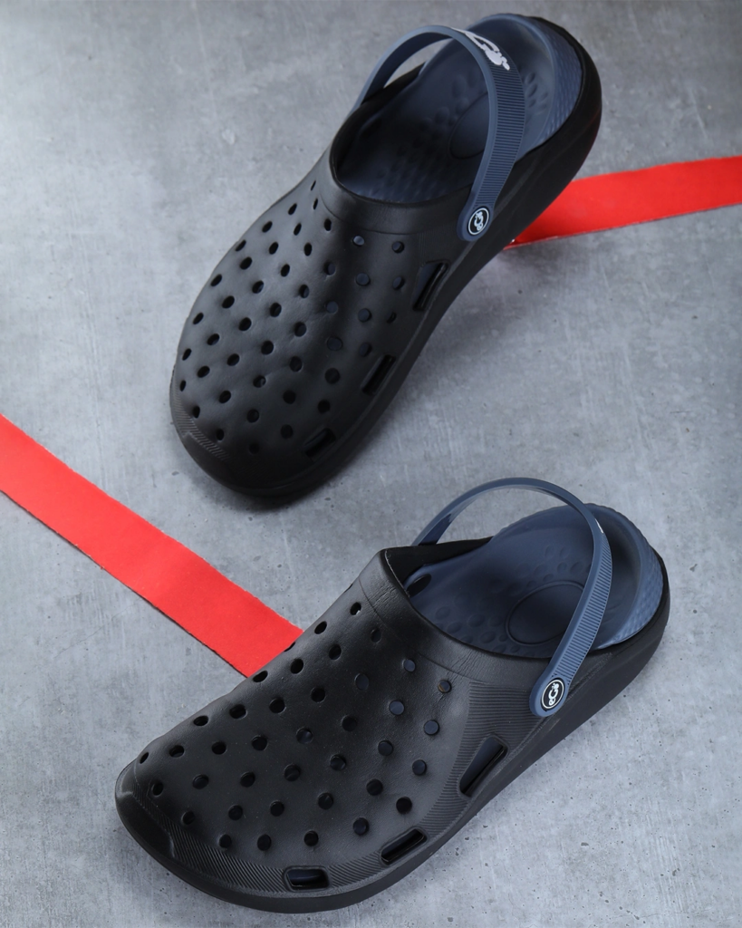 Men Black Solid Synthetic Clogs