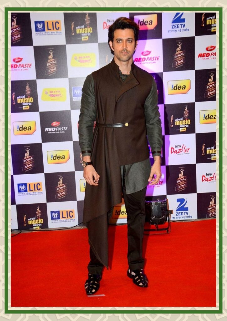 hrithik roshan outfit in red carpet styled  fushion wear with black shoe